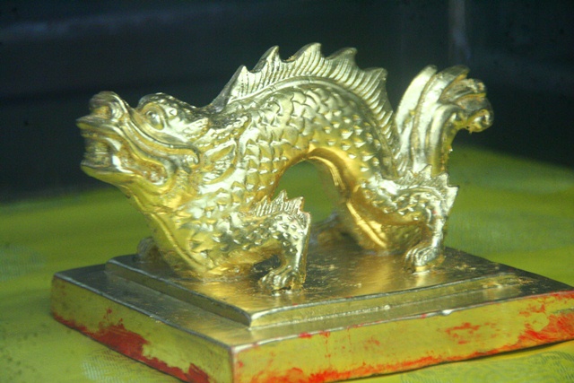 Triển l&atilde;m 11 ấn rồng v&agrave;ng tinh xảo triều Nguyễn 